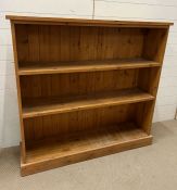 A pine open bookcase (H120cm W127cm D32cm)