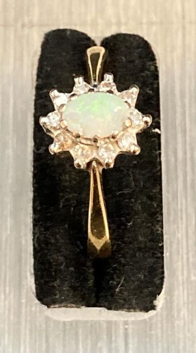 An Opal ring in an 18ct gold setting and mount. Approximate Size P - Image 4 of 4