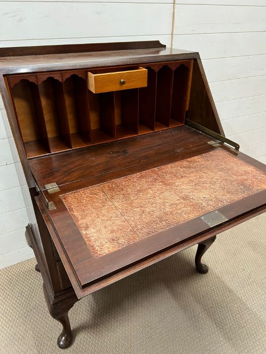 A mahogany bureau fall front opening to pigeon holes (H107cm W77cm D46cm) - Image 5 of 5