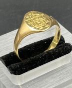 An 18ct gold signet ring Size S (Total Weight 4.7g)