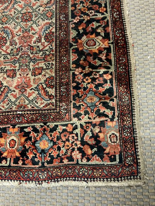 A possible Persian Qashqai carpet/rug (194cm x 128cm) - Image 3 of 6