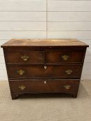 A two over two chest of drawers (H76cm W93cm D42cm)