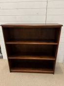 A mahogany open bookcase (H110cm W106cm D29cm)