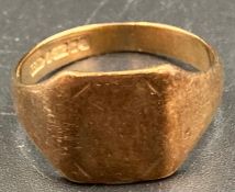 A 9ct gold signet ring (Approximate Weight 3.5g) (Size P)