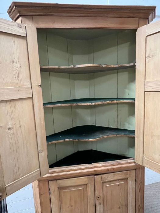 An antique pine corner unit opening to shelves (H200cm W110cm) - Image 2 of 3