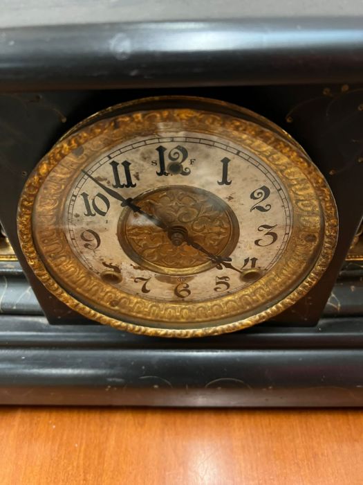 A wooden mantle clock with pillar column sides, this clock has a slate hook - Image 3 of 4