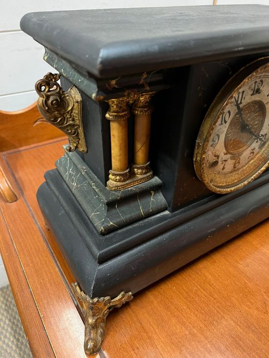 A wooden mantle clock with pillar column sides, this clock has a slate hook - Image 4 of 4