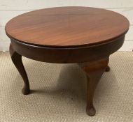 A mahogany coffee table on cabriole legs (H60cm Dia61cm)