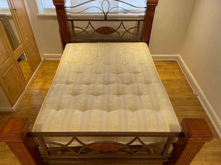 A light mahogany bed frame - Image 3 of 4