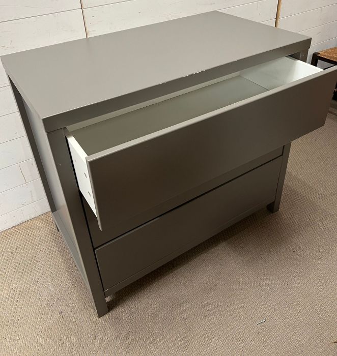 A Contemporary three drawer Chest Of Drawers in grey. 100cm x 56 cm x 90 cm - Image 2 of 3