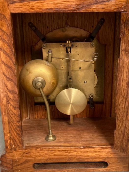 An eight day mantel clock with brass face in mahogany box with brass carrying handle. - Image 2 of 5