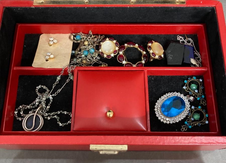 A boxed selection of costume jewellery - Image 4 of 4