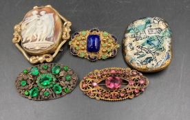A selection of five assorted brooches