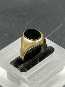 A 9ct gold signet ring (4.1g)