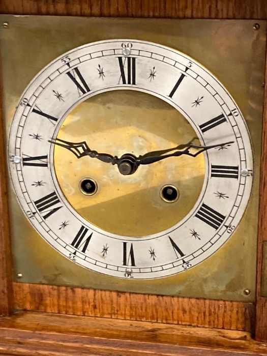 An eight day mantel clock with brass face in mahogany box with brass carrying handle. - Image 5 of 5