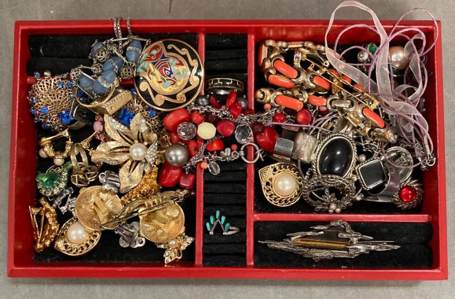 A boxed selection of costume jewellery - Image 3 of 4