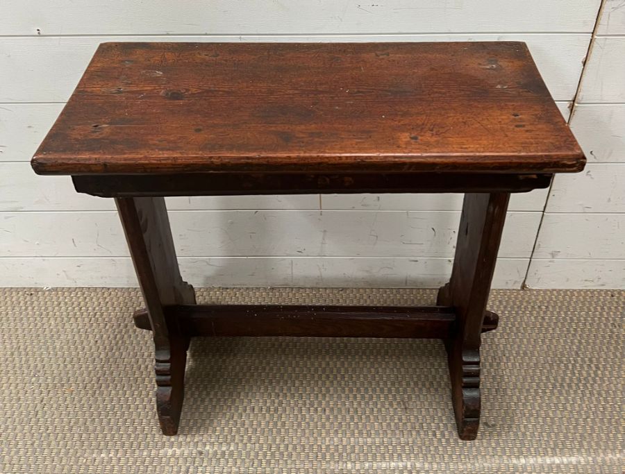 An oak side table with peg sides (H64cm W65cm D28cm) - Image 2 of 3