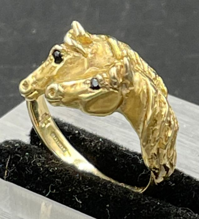 A 9ct gold ring with two horses, size M1/2 (Approximate weight 4.5g)