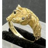 A 9ct gold ring with two horses, size M1/2 (Approximate weight 4.5g)