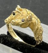 A 9ct gold ring with two horses, size M1/2 (Approximate weight 4.5g)