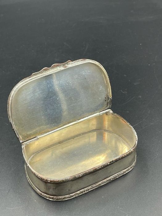 A white metal pill box with inset coin to lid - Image 2 of 2