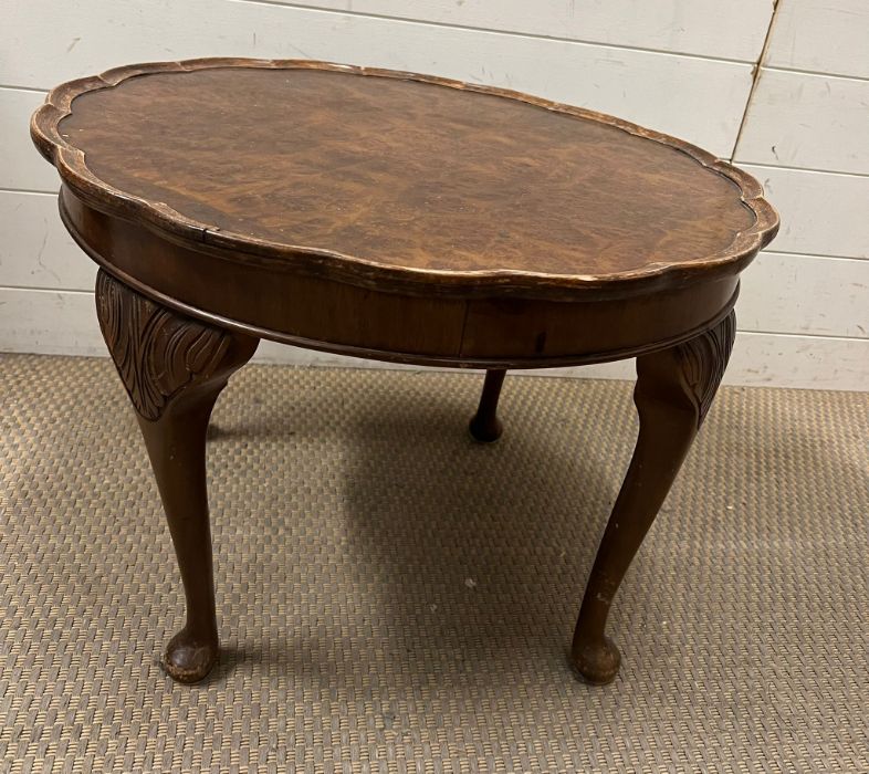 A low circular scalloped edge table on cabriole legs (H44cm Dia60cm)