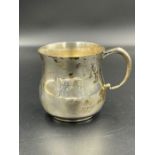 An engraved hallmarked silver tankard by Payne & Son of Oxford (Approximate weight 129g)