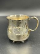 An engraved hallmarked silver tankard by Payne & Son of Oxford (Approximate weight 129g)