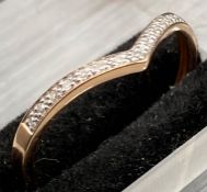 An 18ct gold and diamond wishbone ring (Total Weight 1.4g)