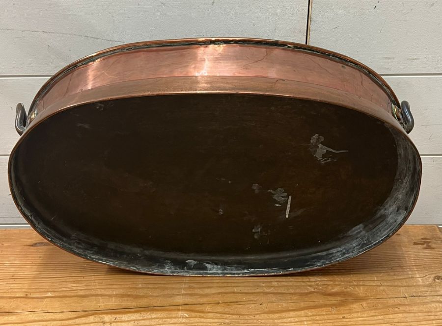 A large twin handle copper pan and coal scuttle (H10cm W49cm D32cm) - Image 2 of 3