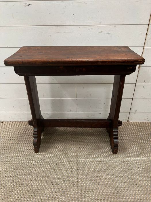 An oak side table with peg sides (H64cm W65cm D28cm)