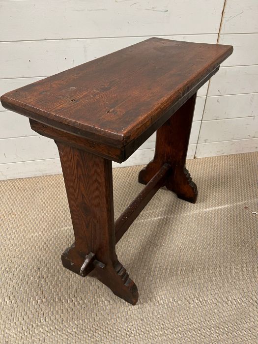 An oak side table with peg sides (H64cm W65cm D28cm) - Image 3 of 3