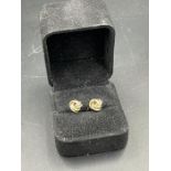 A Pair of 9ct gold knot earrings (Approximate weight 1g)