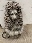 A garden water feature in the form of a lion in plaster (H67cm W34cm)