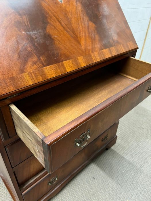 A mahogany bureau with fitted interior of pigeon holes and small drawers on bracket feet (H100cm - Image 5 of 5