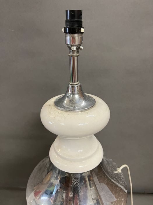 A Mid Century china and chrome table lamp - Image 3 of 3