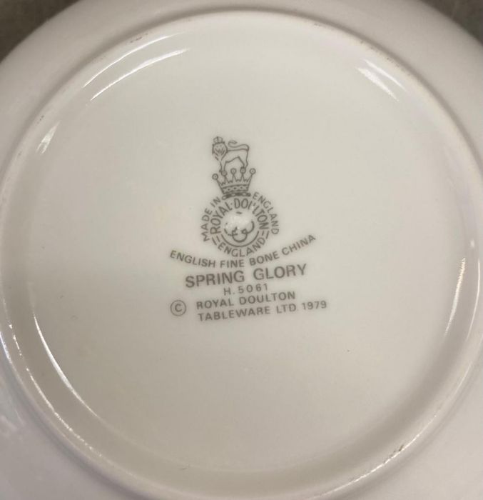 A part Royal Doulton "Spring Glory" dinner service - Image 5 of 5