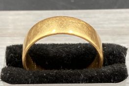 An 18ct AF wedding band (Approximate total weight 4g