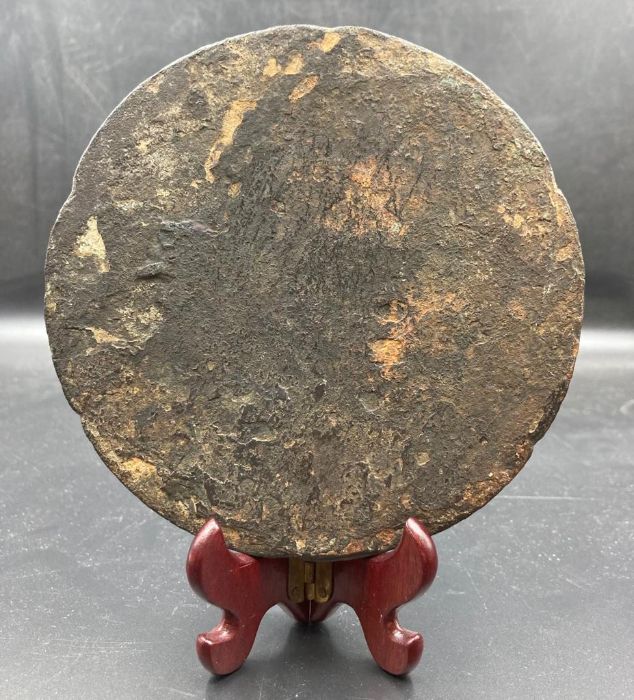 An antique Chinese bronze mirror (approx. Dia13.5cm) - Image 2 of 4