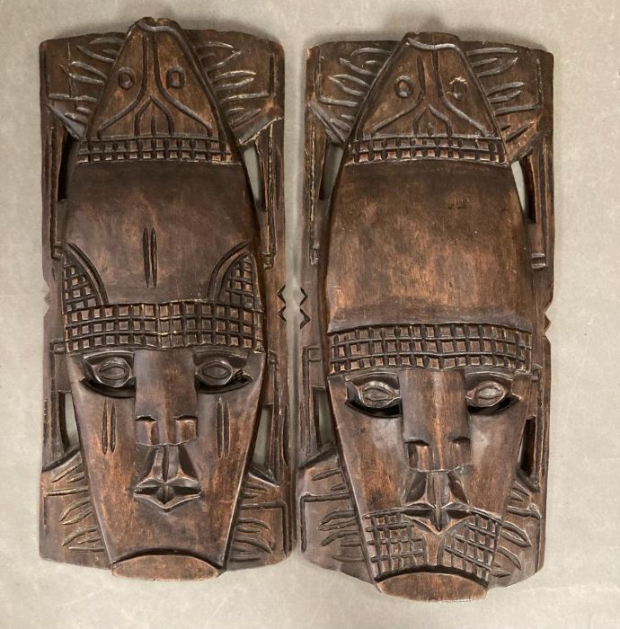 Two African mask wall hangings (H53cm)