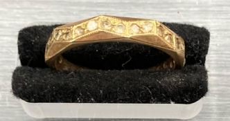 A 9ct gold ring (Total Approximate Weight 2.3g)