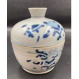 An antique Chinese lidded blue and white fluted Hindu jar (Approx. H12.5cm)