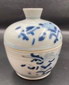 An antique Chinese lidded blue and white fluted Hindu jar (Approx. H12.5cm)