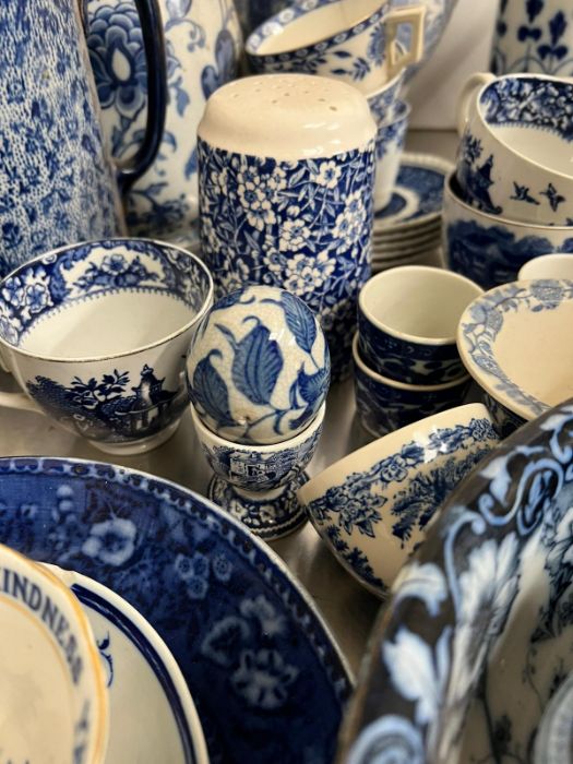 A mixed selection of blue and white china to include jugs and cups - Image 3 of 5