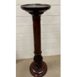 A mahogany lamp/plant stand (H102cm Dia27cm)