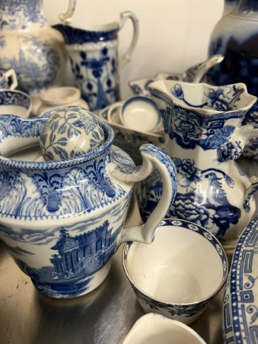 A mixed selection of blue and white china to include jugs and cups - Image 2 of 5