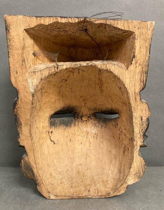 A large wooden carved tribal mask (H52cm) - Image 2 of 5