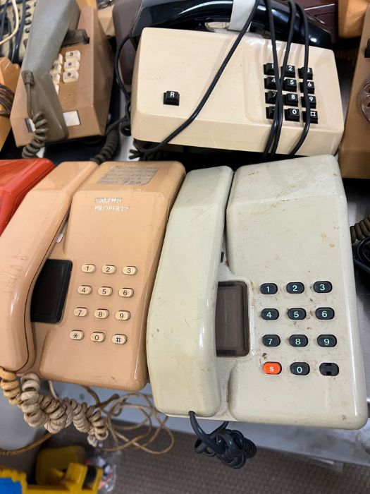 A large selection of various phones and ages - Image 2 of 2