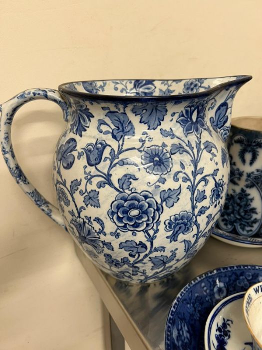 A mixed selection of blue and white china to include jugs and cups - Image 4 of 5