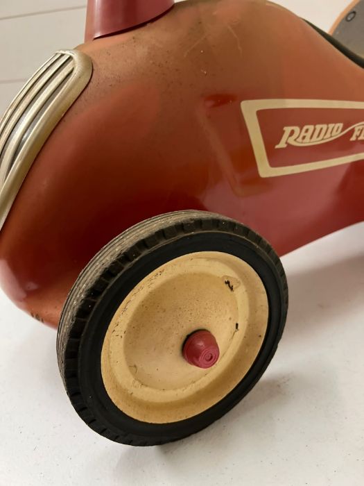 A metal radio flyer ride on children's car toy - Image 2 of 9